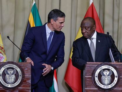 El presidente de Sudáfrica, Cyril Ramaphosa (a la derecha), y el presidente del Gobierno, Pedro Sánchez, en la rueda de prensa conjunta de este jueves en Pretoria (Sudáfrica).