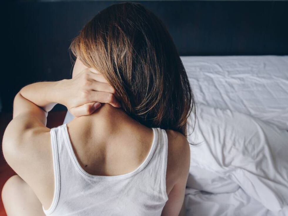 Tres Cosas Que Hacen Que Te Levantes De La Cama Con Dolor De Cuello Y Una Que Ayuda A Evitarlo Bienestar Buenavida El Pais