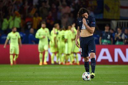 Cavani se lamenta mientras los jugadores del Barcelona celebran el gol de Neymar.