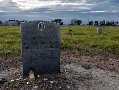 Tumba de Charley Patton, la voz del Delta (Holly Ridge, Misisipi).