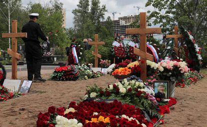 Entierro este sábado en San Petersburgo de los marinos muertos el pasado 1 de julio en un submarino ruso.