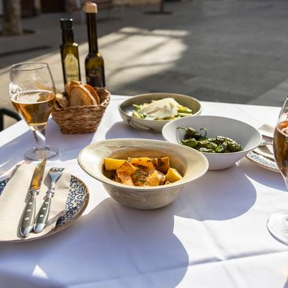Beer and bread on a terrace accompanied by the typical Spanish dish "patatas bravas"