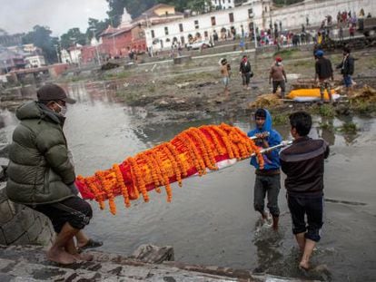 Nepalíes transportan el cuerpo de una víctima del seísmo en Katmandú el miércoles 29.