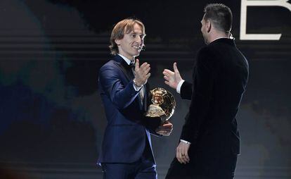 Luka Modric le choca la mano a Messi antes de entregarle el Balón de Oro, el sexto para el argentino.