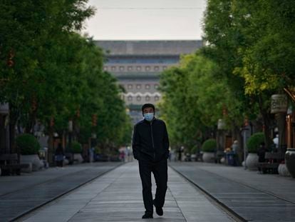 Un hombre en mascarilla pasea por la zona comercial de Qianmen, habitualmente muy concurrida, en el centro de Pekín