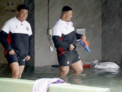 Los japoneses Takuya Kitade (i) y Yusuke Kizu, este sábado en el estadio de Tokio.