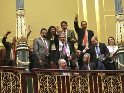 El embajador de Palestina en España, Musa Amer Odeh (c), asiste desde la tribuna del público al pleno del Congreso de los Diputados.