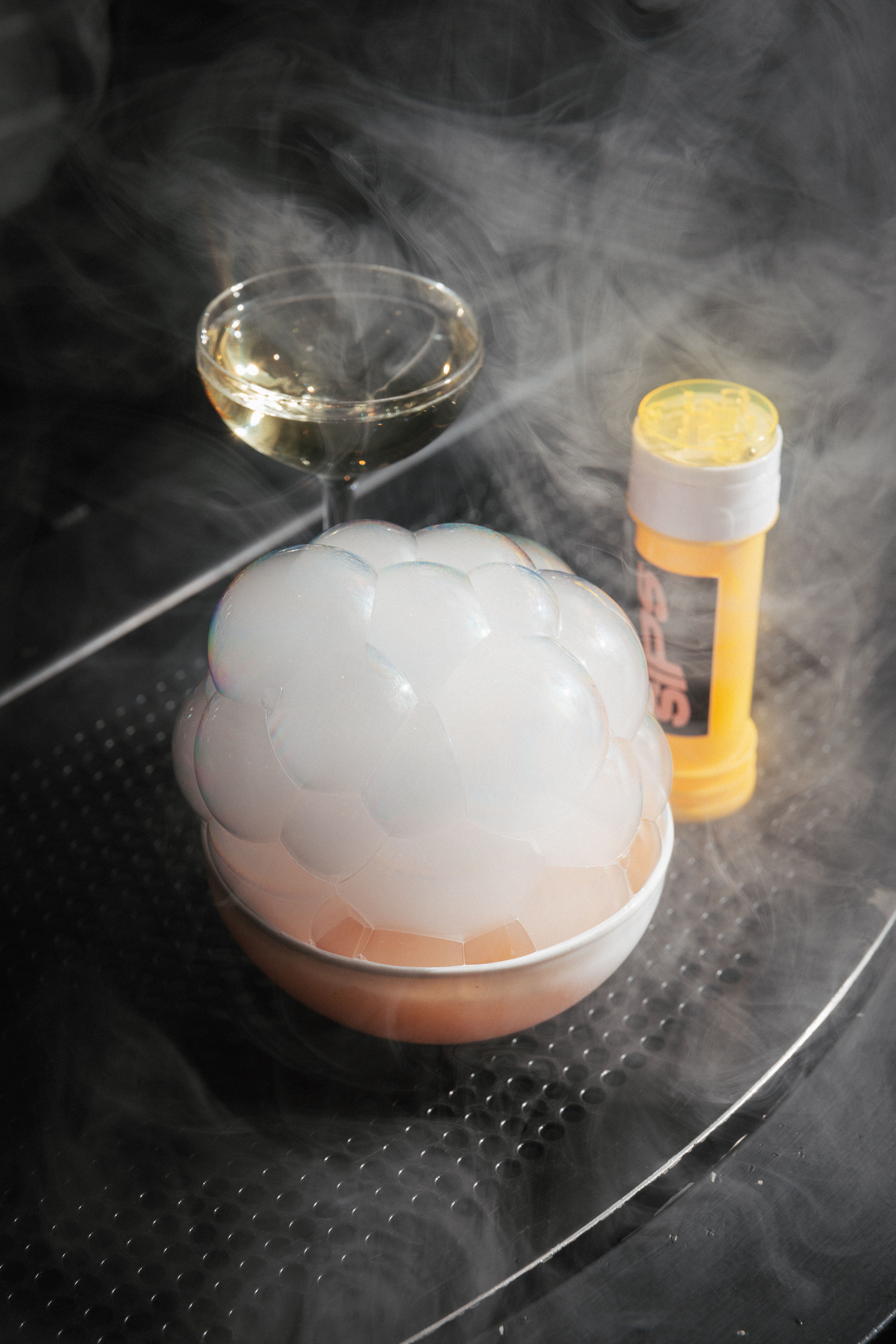 Bubble, uno de los tragos más juguetones de la coctelería Sips, con vodka Stoli Elit fruta de la pasión, vainilla y burbujas.