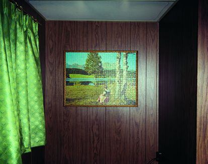 'Puzzle en cabina 8, Beach Motel, Ashland, Wisconsin, 9 de julio de 1973'. De la serie Uncommon Places.