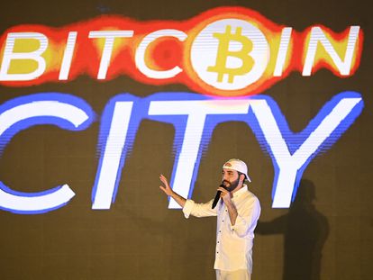 El presidente Nayib Bukele durante el anuncio de la creación de una ciudad del Bitcoin, el 20 de noviembre.