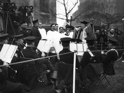 La compositora británica y sufragista Ethel Smyth dirige a una banda durante un acto en honor a la líder sufragista Emmeline Pankhurst, en Londres, en 1930.