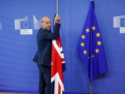 Las banderas brit&aacute;nica y europea, el d&iacute;a del lanzamiento de la negociaci&oacute;n del Brexit en Bruselas.