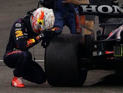 Verstappen, apoyado en una de las ruedas de su coche al acabar la carrera.