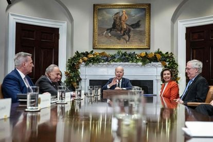 El presidente de Estados Unidos, Joe Biden, con los líderes demócratas y republicanos del Congreso, este martes en la Casa Blanca.