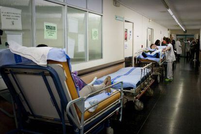 Camillas en un pasillo del servicio de urgencias del hospital del Vall d&acute;Hebron.