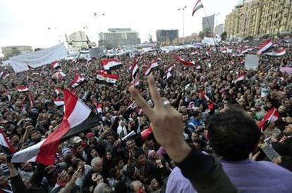 Miles de manifestantes contra Mubarak ocupan la plaza de la Liberación.