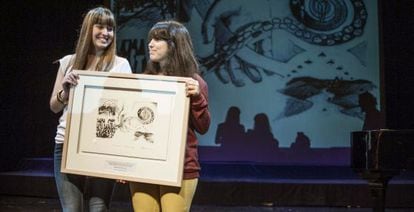 Las hijas de Jesús Eguiguren y Arnaldo Otegi recogen en nombre de sus padres el premio Gernika a la Paz y la Reconciliación