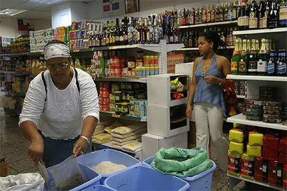 El colmado Afrolatino está especializado en comidas de países latinoamericanos. En la foto, una mujer seleccionando productos a granel.