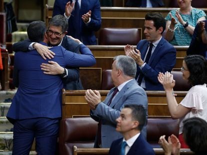 Pedro Sánchez se abraza a Patxi López, el pasado día 13 en un momento del debate de la nación en el Congreso.