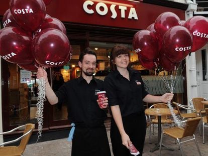 Dos empleados de Costa Coffee en un local de Reino Unido