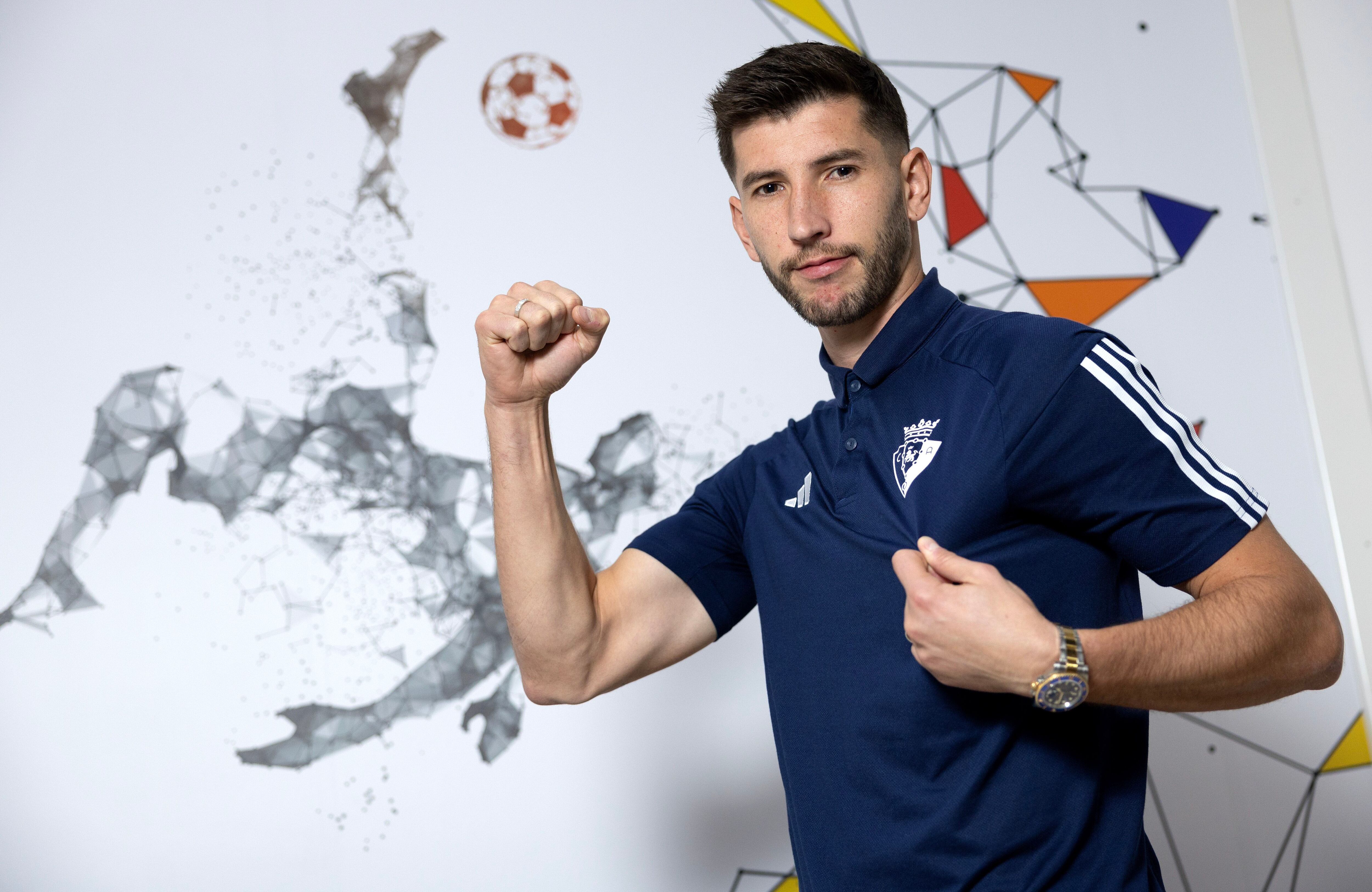 David García posando con la polo de Osasuna.