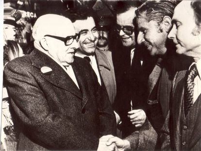 Recibimiento en la estación de Oviedo a José Maldonado (primero por la izquierda) en 1977.