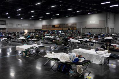 Decenas de personas duermen en un centro con aire acondicionado durante la ola de calor sin precedentes en Portland, Oregon, en Estados Unidos, el 27 de junio. 
