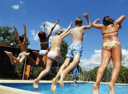 Un grupo de niños juega en la piscina de un campamento de verano en Villanueva de la Cañada (Madrid).