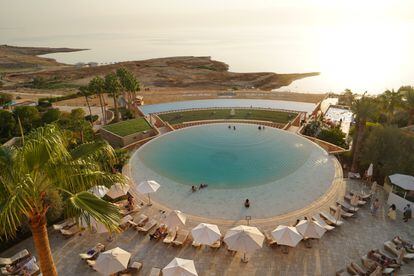 La piscina frente al mar Muerto del hotel Kempinski Ishtar, en Jordania.