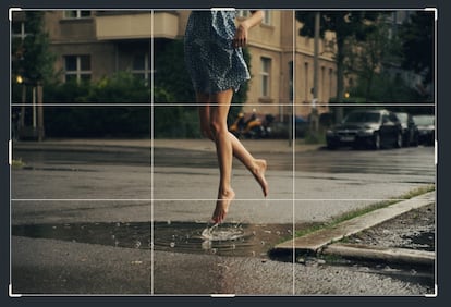 Imagen de la directora de fotografía Irene Cruz donde se ve la cuadrícula que separa en la cámara lo que se verá en un vídeo vertical y horizontal.