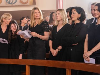 Desde la izquierda, Anne-Marie Duff, Saise Quinn, Sharon Horgan, Eva Birthistle, Sarah Greene y Eve Hewson, en 'Hermanas hasta la muerte'.