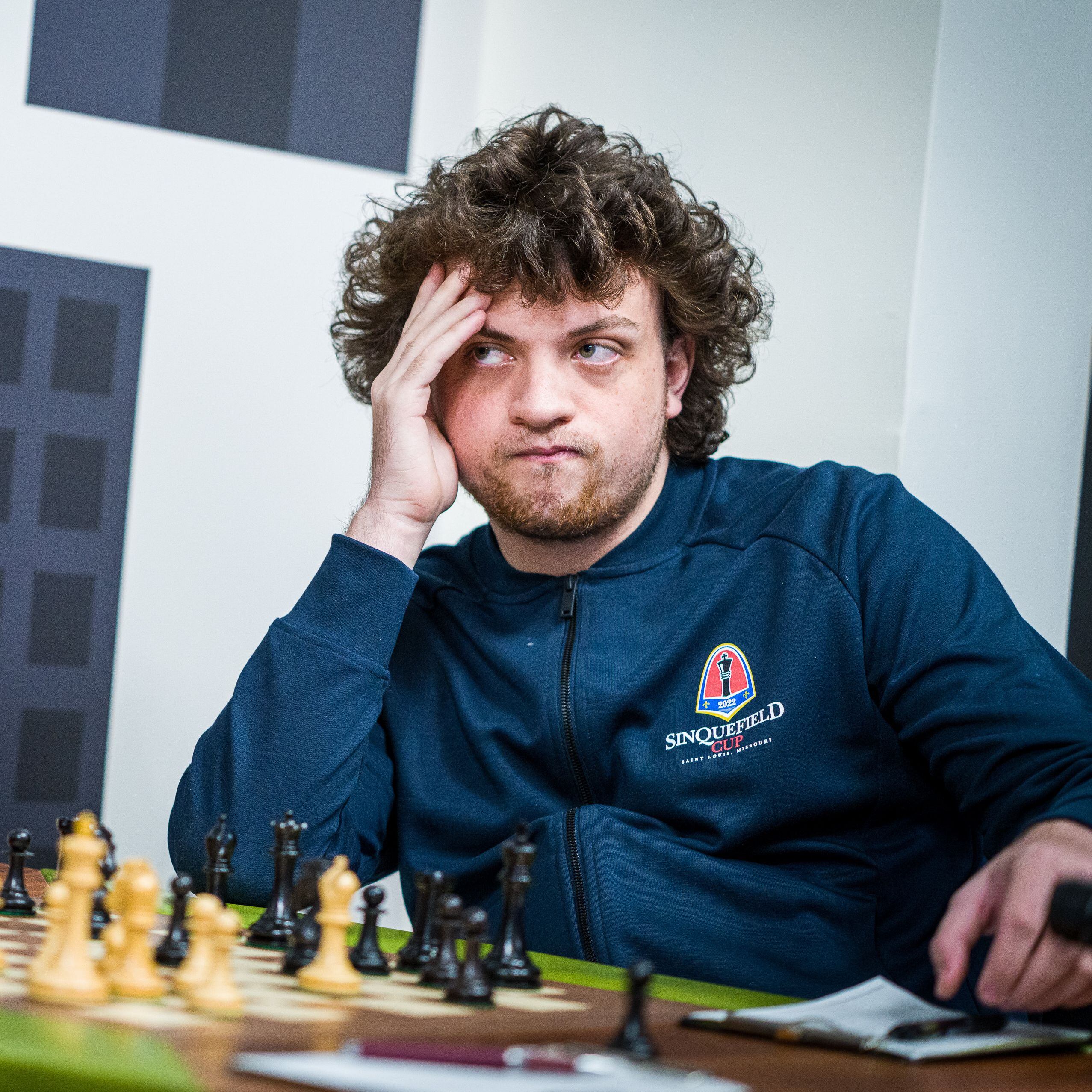 Niemann mira a Carlsen durante la partida entre ambos, el 4 de septiembre de 2022, en la Copa Sinquefield de San Luis (EEUU)