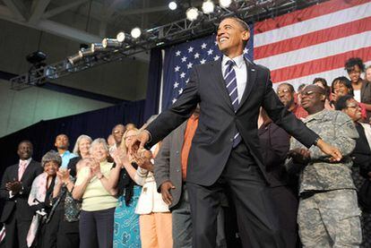 Obama saluda a sus seguidores ayer en Cleveland (Ohio, EE UU).