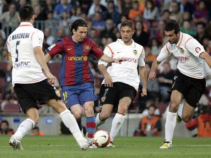 Messi trata de marcharse del marcaje de Marchena, Joaquín y Albiol.
