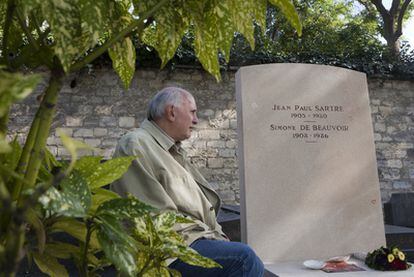 Jean-Michel Guenassia posa ante la tumba de Jean-Paul Sartre y Simone de Beauvoir.