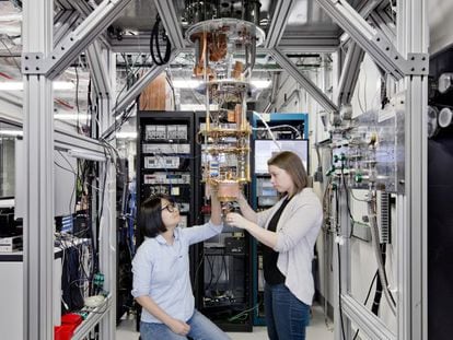 Dos investigadoras de IBM preparan un modelo de ordenador cuántico en la sede de la compañía en Estados Unidos el pasado enero.