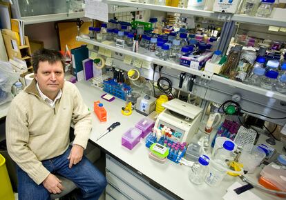 Andrés Aguilera, en el laboratorio.