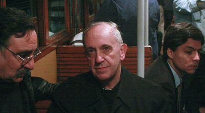Jorge Bergoglio viaja en el metro de Buenos Aires en 2008, cuando era cardenal.