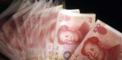 Fotograf&iacute;a donde se ven billetes chinos de 100 yuanes hoy, martes 11 de agosto de 2015, en Pek&iacute;n (China).