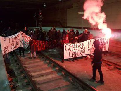 · Afectadas la AP-7 en Girona y en la AP-2 en Lleida · Los bajos servicios mínimos marcan una huelga que amenaza la movilidad · Cinco columnas de manifestantes confluyen este viernes en Barcelona