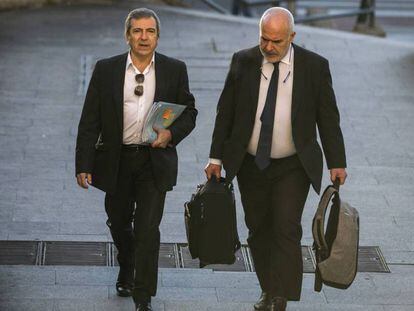Ginés Jiménez, a la izquerda, junto con su abogado Óskar Zein, a la entrada de la Audiencia Provincial el pasado 15 de enero. En el vídeo, Jiménez en una entrevista con EL PAÍS el pasado enero.