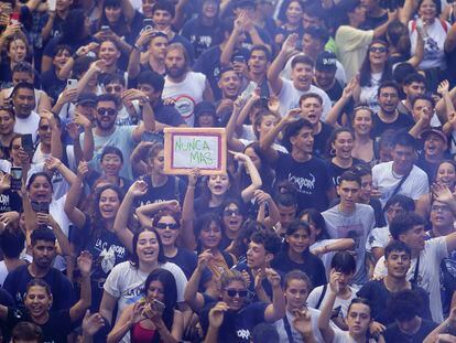 Miles de personas marcharon hacia la Plaza de Mayo en el aniversario del golpe militar de 1976 el 24 de marzo de 2023 en Buenos Aires, Argentina.