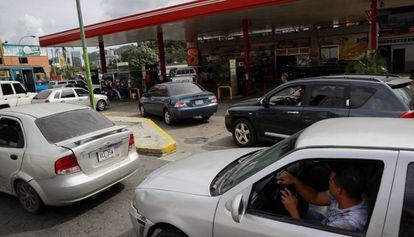 Algunos conductores aguardan a cargar gasolina en Caracas, Venezuela.