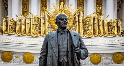 Estatua de Lenin en el Centro Panruso de Exposiciones de Moscú.