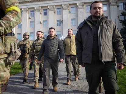 This handout photograph taken and released by Ukrainian Presidential press service on November 14, 2022, shows Ukrainian President Volodymyr Zelensky (C) arriving to visit the newly liberated city of Kherson, following the retreat of Russian forces from the strategic hub. (Photo by Handout / UKRAINIAN PRESIDENTIAL PRESS SERVICE / AFP) / RESTRICTED TO EDITORIAL USE - MANDATORY CREDIT "AFP PHOTO / HO - UKRAINIAN PRESIDENTIAL PRESS SERVICE" - NO MARKETING NO ADVERTISING CAMPAIGNS - DISTRIBUTED AS A SERVICE TO CLIENTS