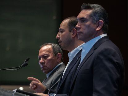 Los dirigentes del PRD, PAN y PRI, de izquierda a derecha: Jesús Zambrano, Marko Cortés y Alejandro Moreno, durante una conferencia de prensa en Ciudad de México el 2 de mayo de 2022.
