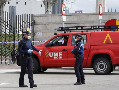 Un vehículo de la Unidad Militar de Emergencias (UME) accede al recinto de Ifema (Madrid) donde se ha instalado el hospital de emergencia.