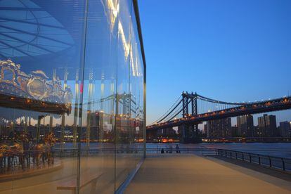 Es difícil no enamorarse de Brooklyn después de pasear por este pintoresco parque de 34 hectáreas junto al East River. El Brooklyn Bridge Park (brooklynbridgepark.org) ha revitalizado este tramo de la orilla del río, transformando muelles abandonados en un parque público en el que hay mucho que hacer además de contemplar Lower Manhattan en la orilla opuesta: patinaje en el Pier 2, vóley playa en el Pier 6 o el histórico tiovivo Jane’s Carousel (en la foto), al pie del puente de Brooklyn. Fue el primer puente colgante de acero del mundo (inaugurado en 1883) y batió el récord de mayor distancia entre las dos torres de soporte (486 metros).