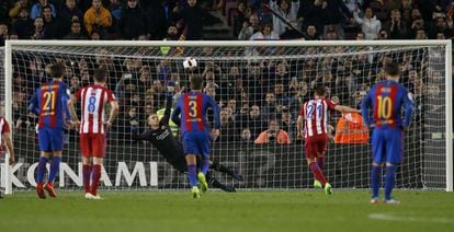 Gameiro falla el penalti ante el Barcelona.