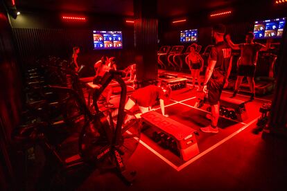 Usuarios del gimnasio TRI3 de Madrid en una sesión de entrenamiento, este viernes.